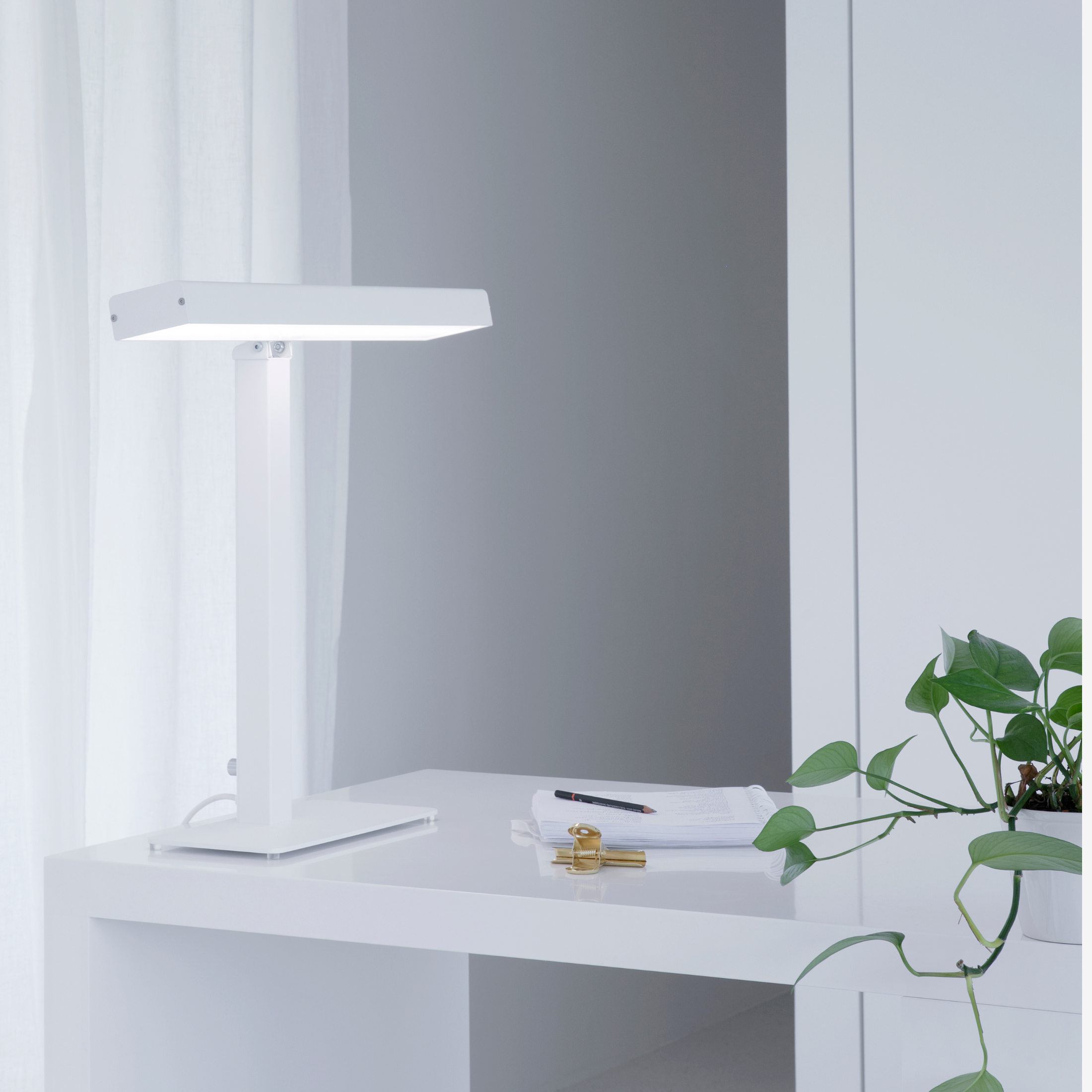 Innolux Valovoima Skrivebord – Stilren lysterapi-lampe for energi og fokus