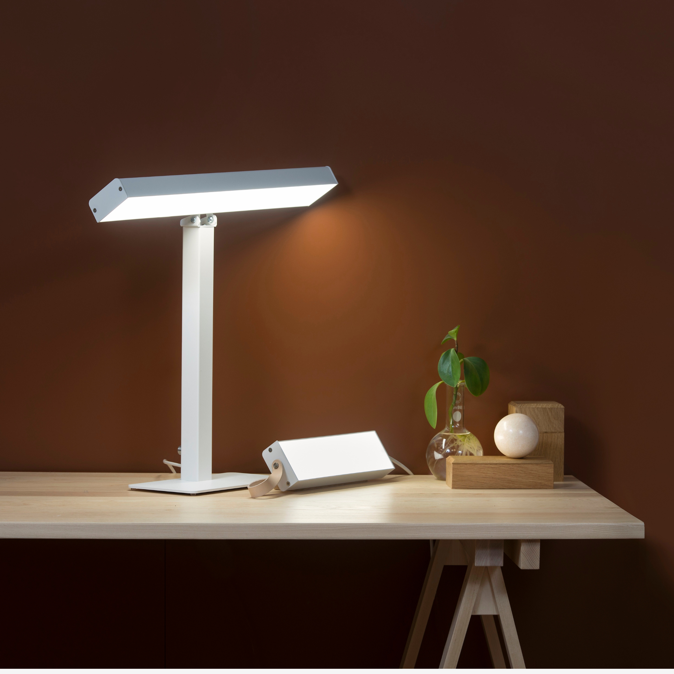 Innolux Valovoima Skrivebord – Stilren lysterapi-lampe for energi og fokus